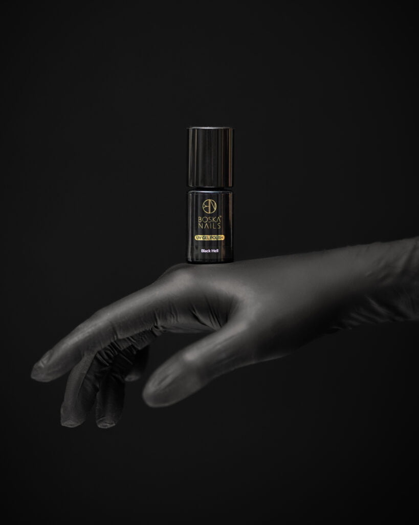 Minimalistyczna aranżacja na czarnym tle dla produktu kosmetycznego fotografia reklamowa