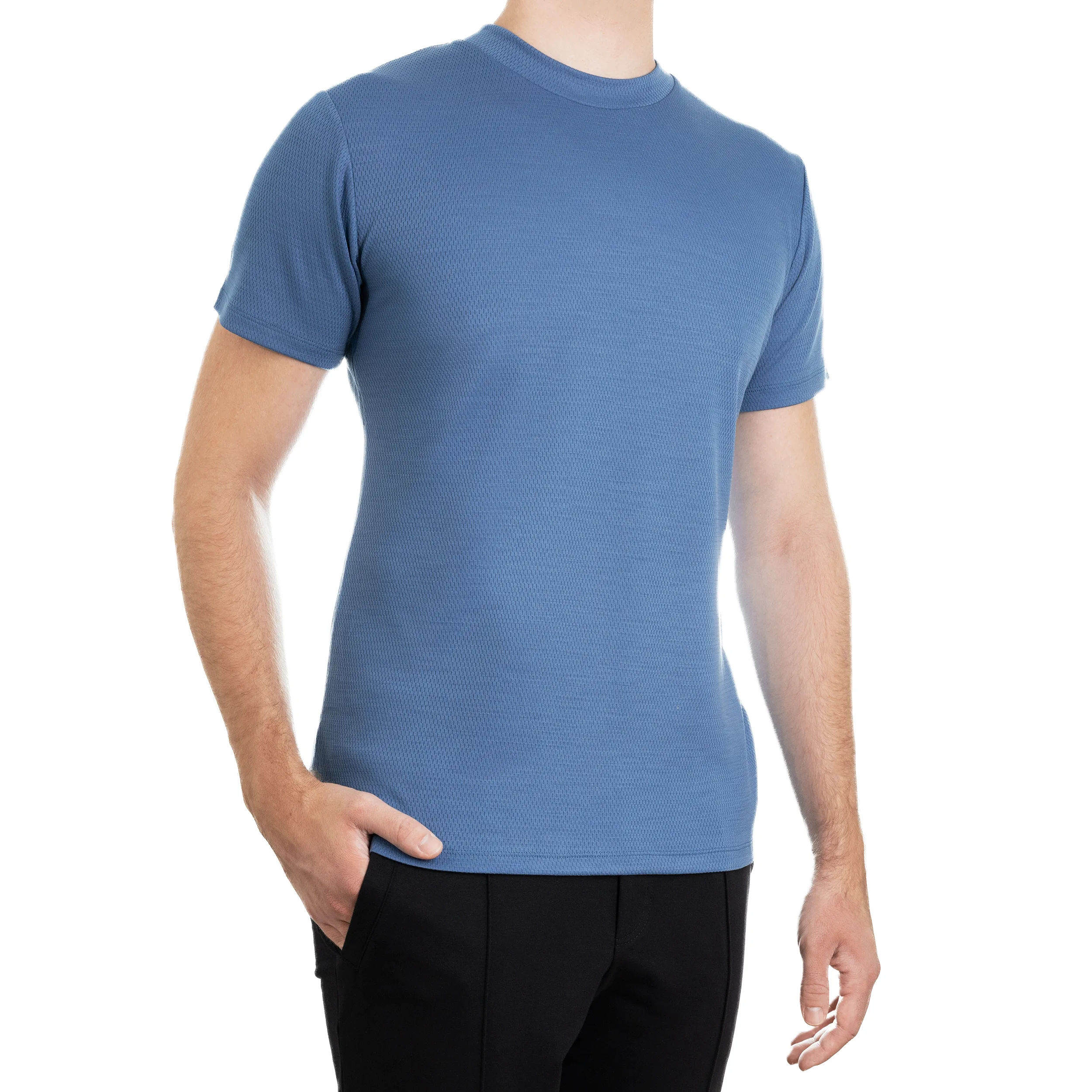 Zdjęcia/fotografie produktowe odzieży sportowej 10 fotografia-odziezy-packshot-z-modelem-tshirt-mesh-blekit-w-studio