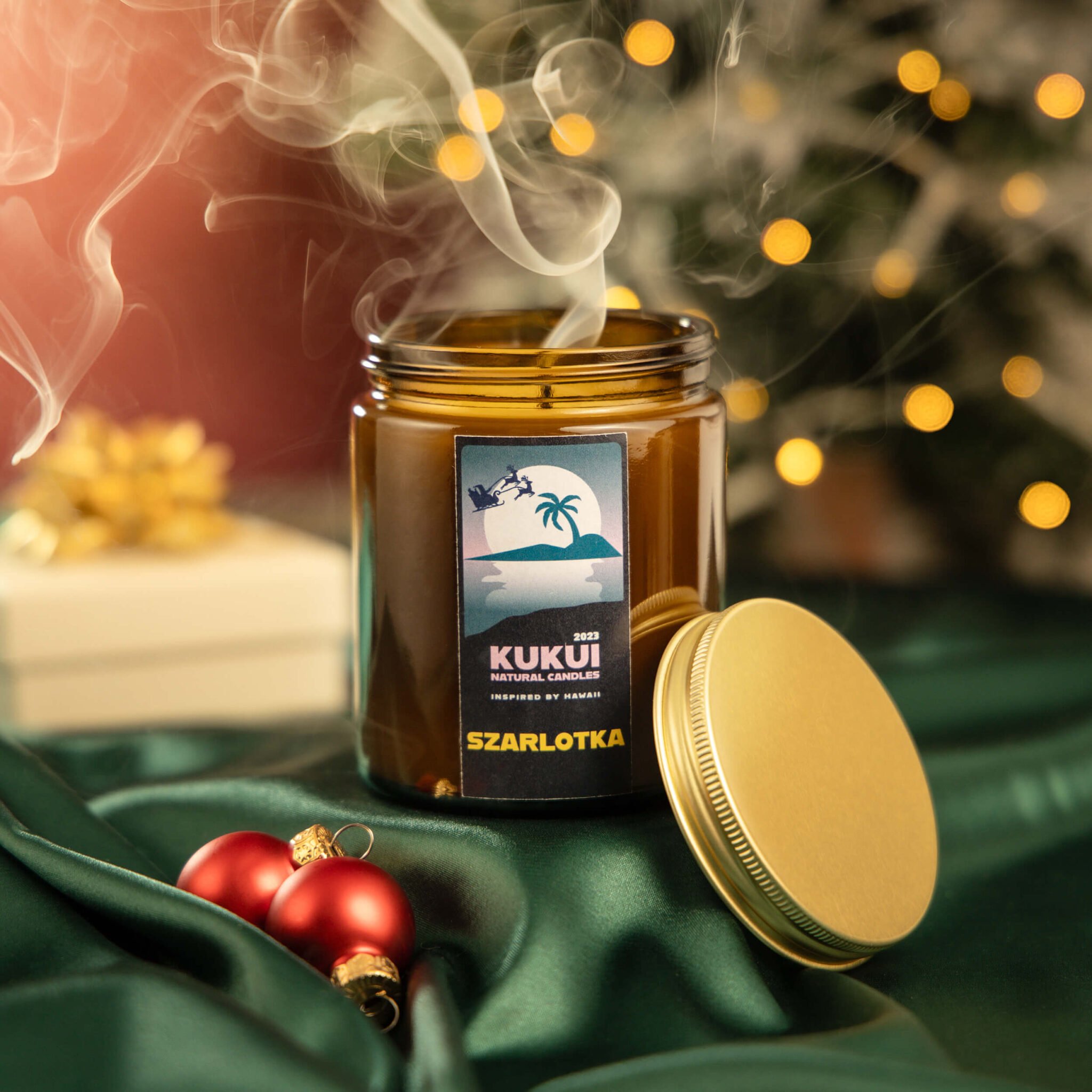 fotografia produktowa zgaszona świeca sojowa szarlotka w aranżacji świątecznej