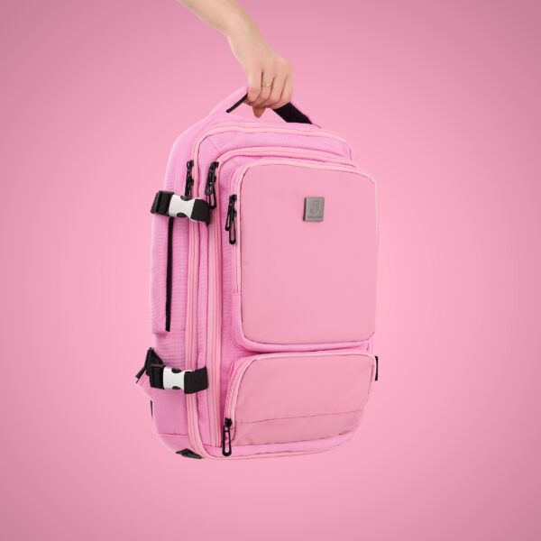 fotografia reklamowa w studio plecak pink aranzacja